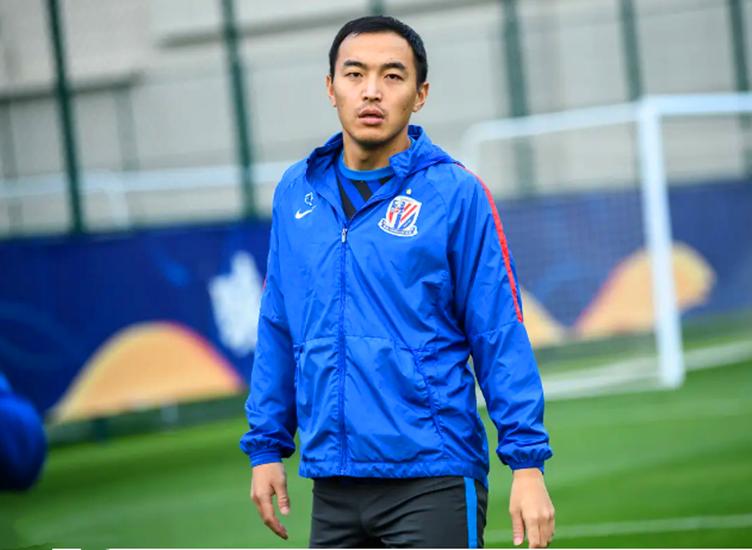 64岁巩汉林评足球遭男足冯潇霆粉丝网暴？儿子曾与潘长江女儿定亲