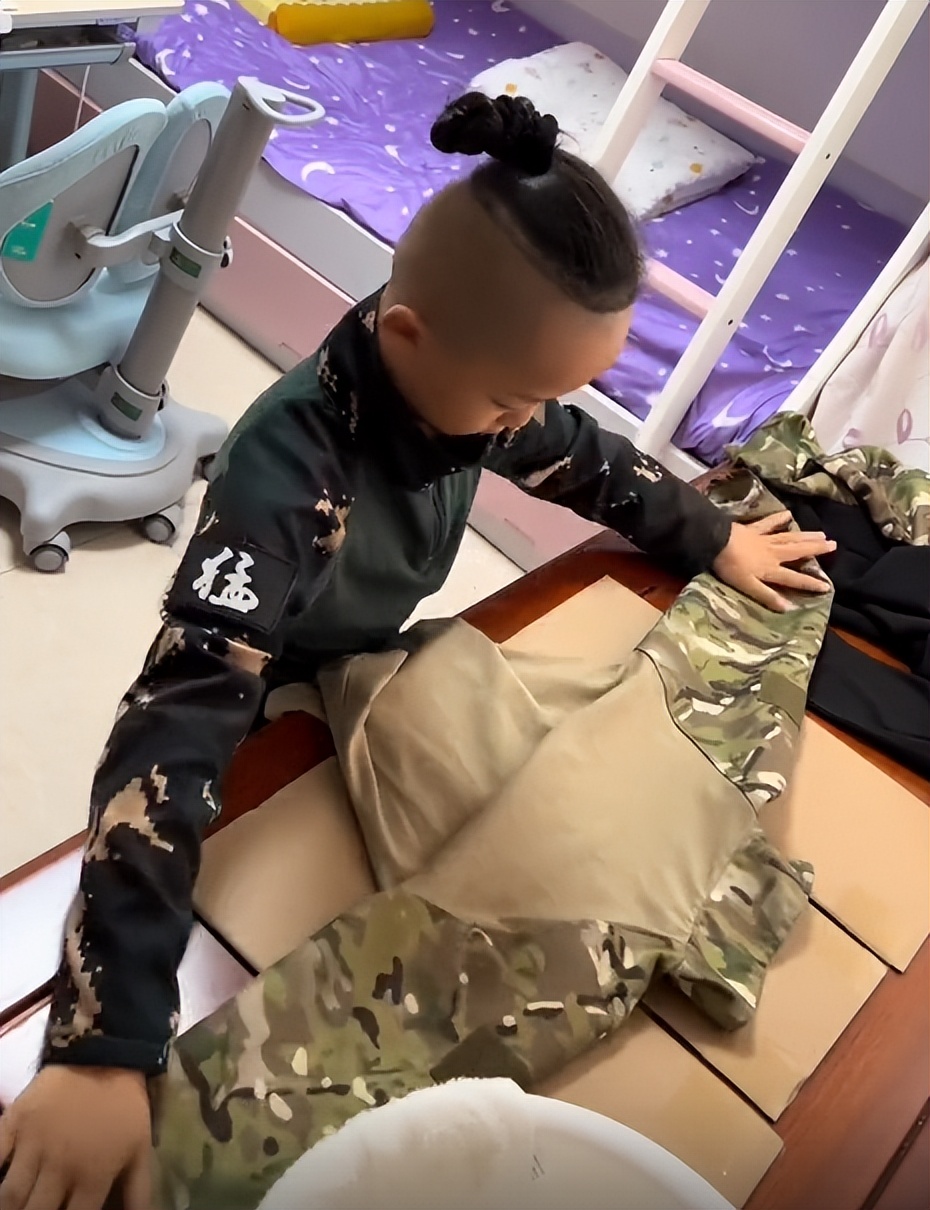 兵王小孩瞪大眼站军姿,五岁小孩军姿走红抖音