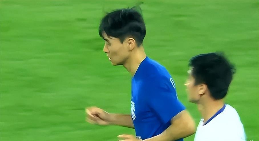 进攻乏力！高准翼险“被废”，越南球员上演少林足球，被红牌罚下