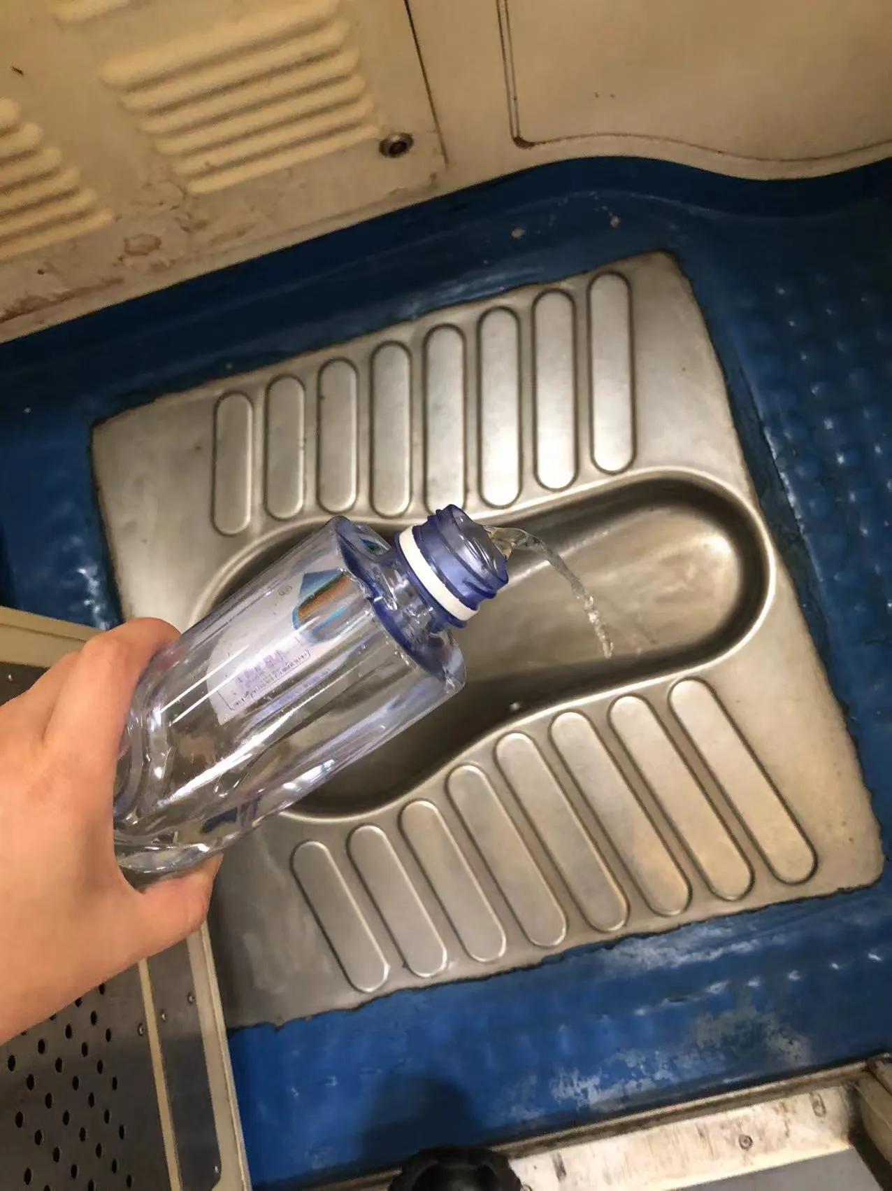 火车厕所里为啥放个瓶子？