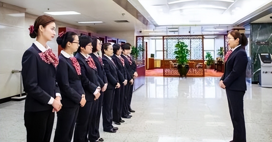 银行职员和普通员工的区别,银行工作人员和公务员一样吗