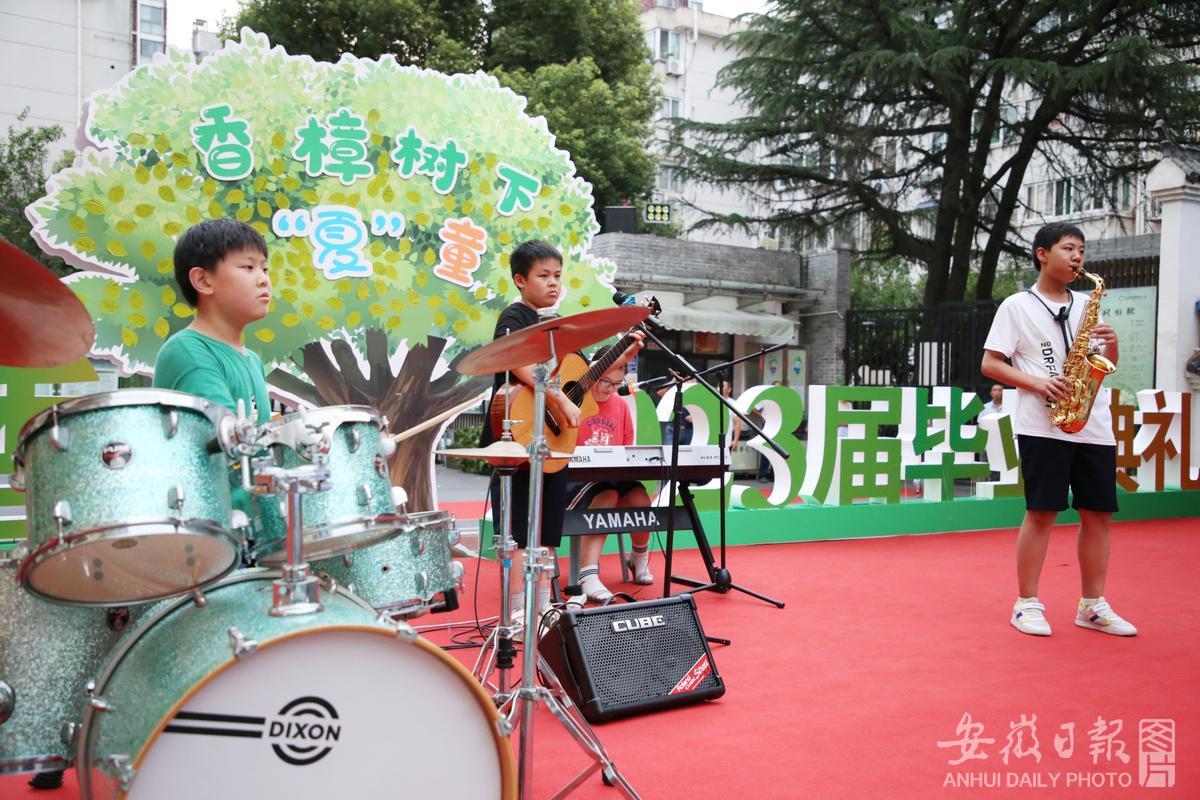 安徽合肥香樟雅苑小学：拥抱恩师惜别母校