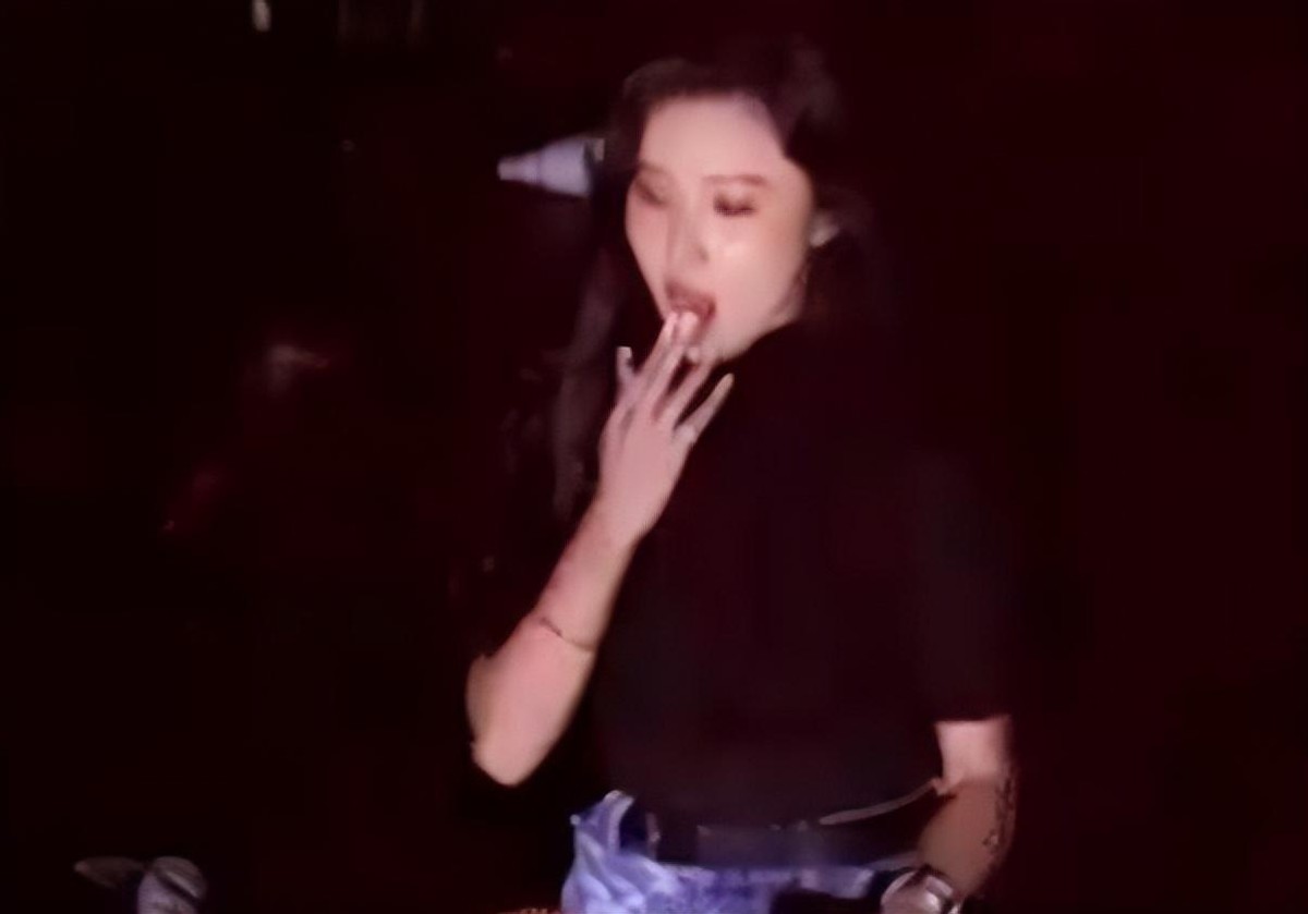 女艺人在校园表演摸*体下**舔手，污秽不堪，告发涉嫌演出淫乱罪