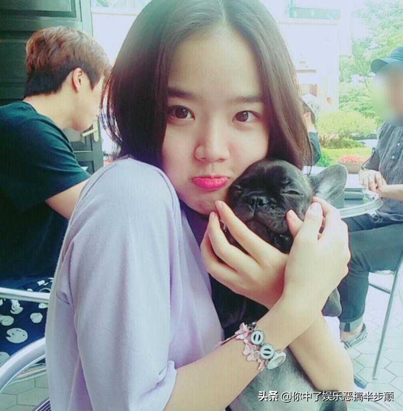 韩国演员金香起与男演员互动,韩国00后女星金香奇