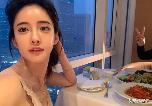 韩素希下颌拐点高,高颧骨韩素希