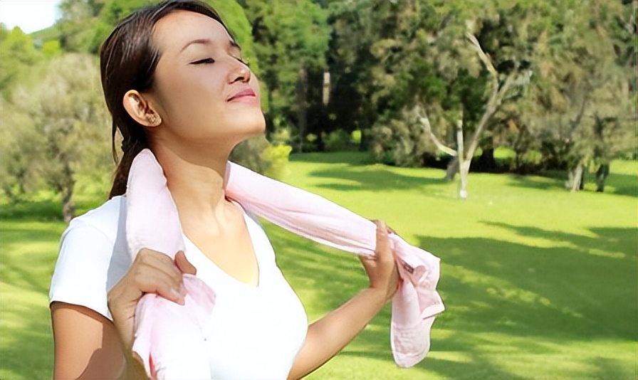 中医背上老出汗是怎么回事,动不动就出汗中医教你健脾燥湿