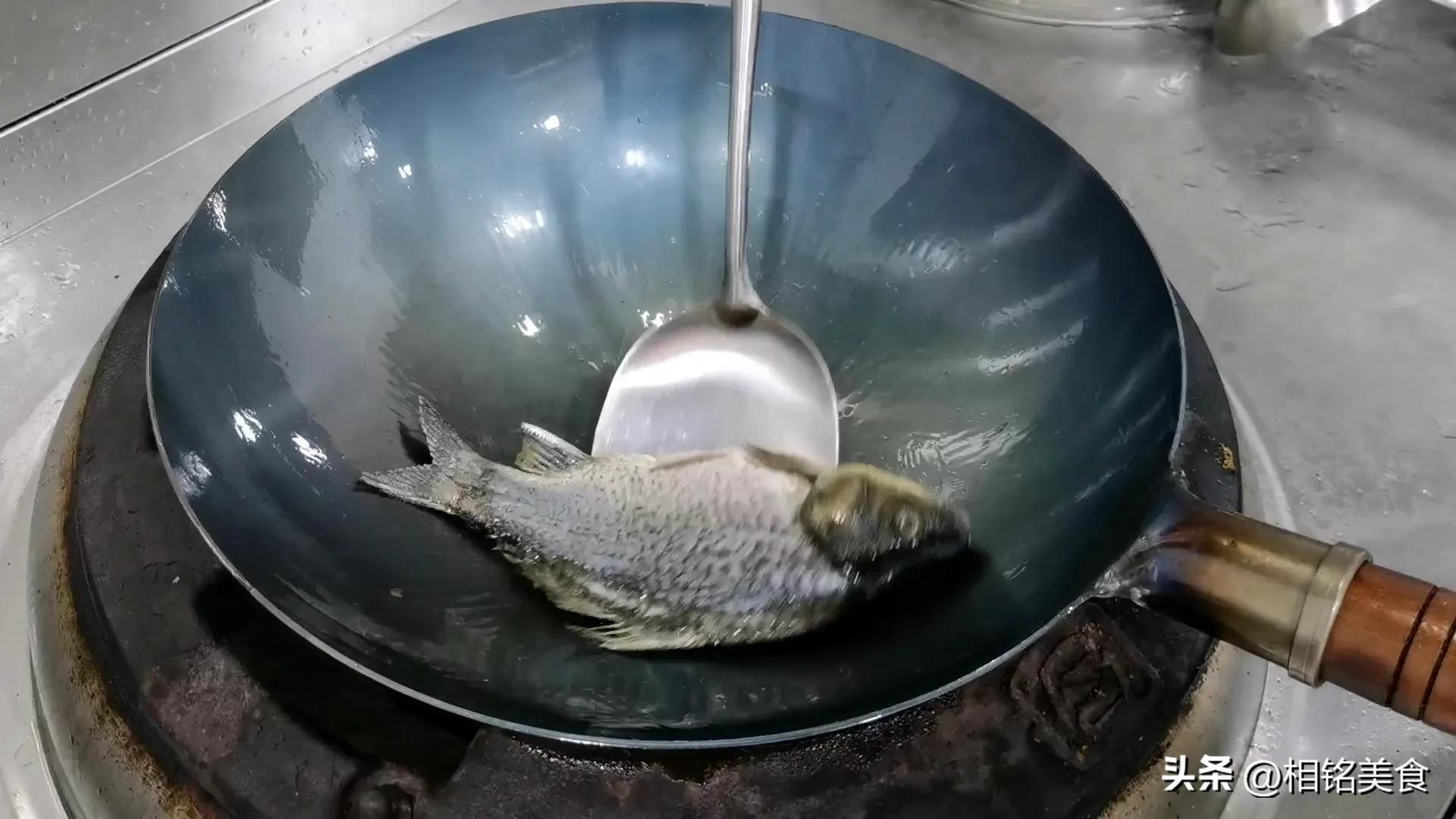 新铁锅怎样开锅小妙招视频,不粘锅的铁锅最佳开锅方法