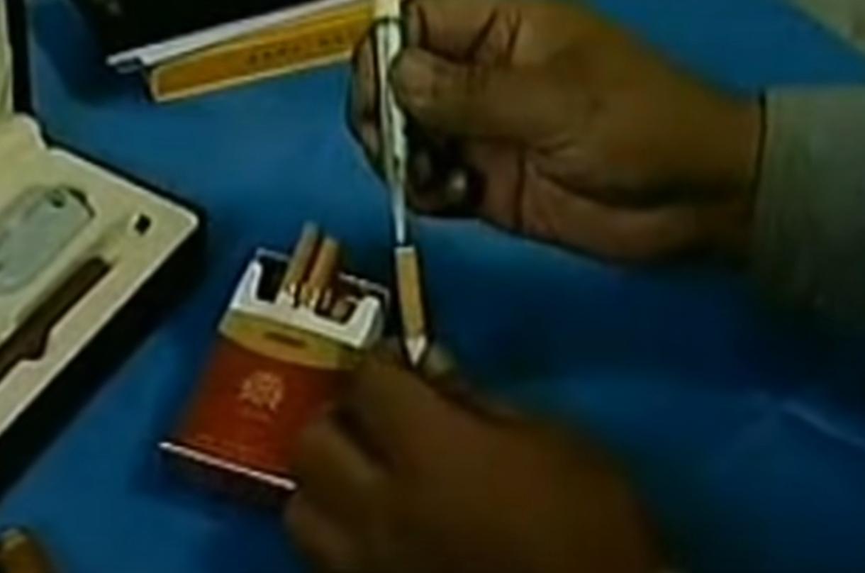 动物园的猩猩感染烟瘾,母猩猩染上烟瘾