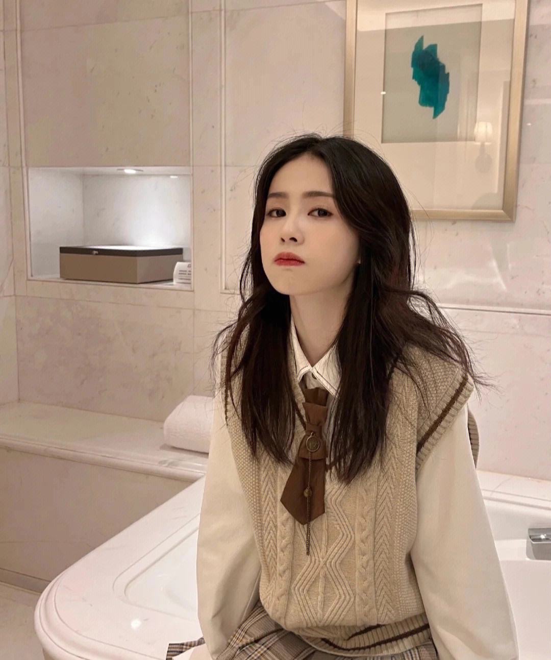 白鹿多少岁签约于正,白鹿学历于正