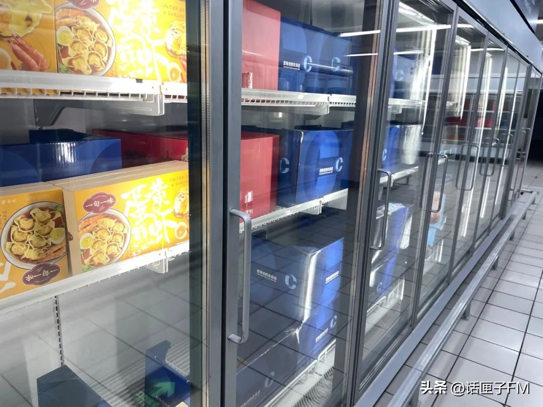 记者暗访上海商场,记者实探未停业的家乐福门店