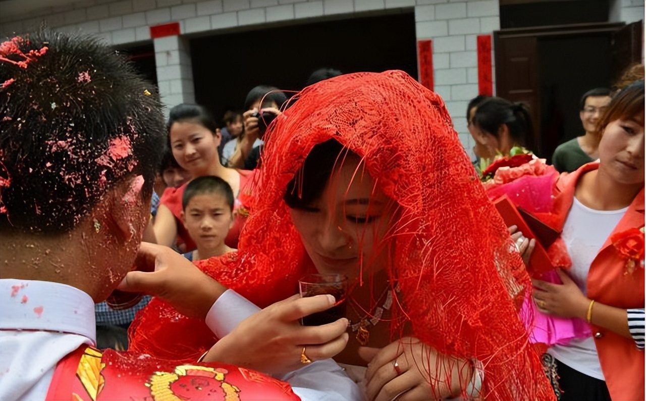 我结婚同事随礼200回礼多少,朋友结婚随份子500被拉黑后续