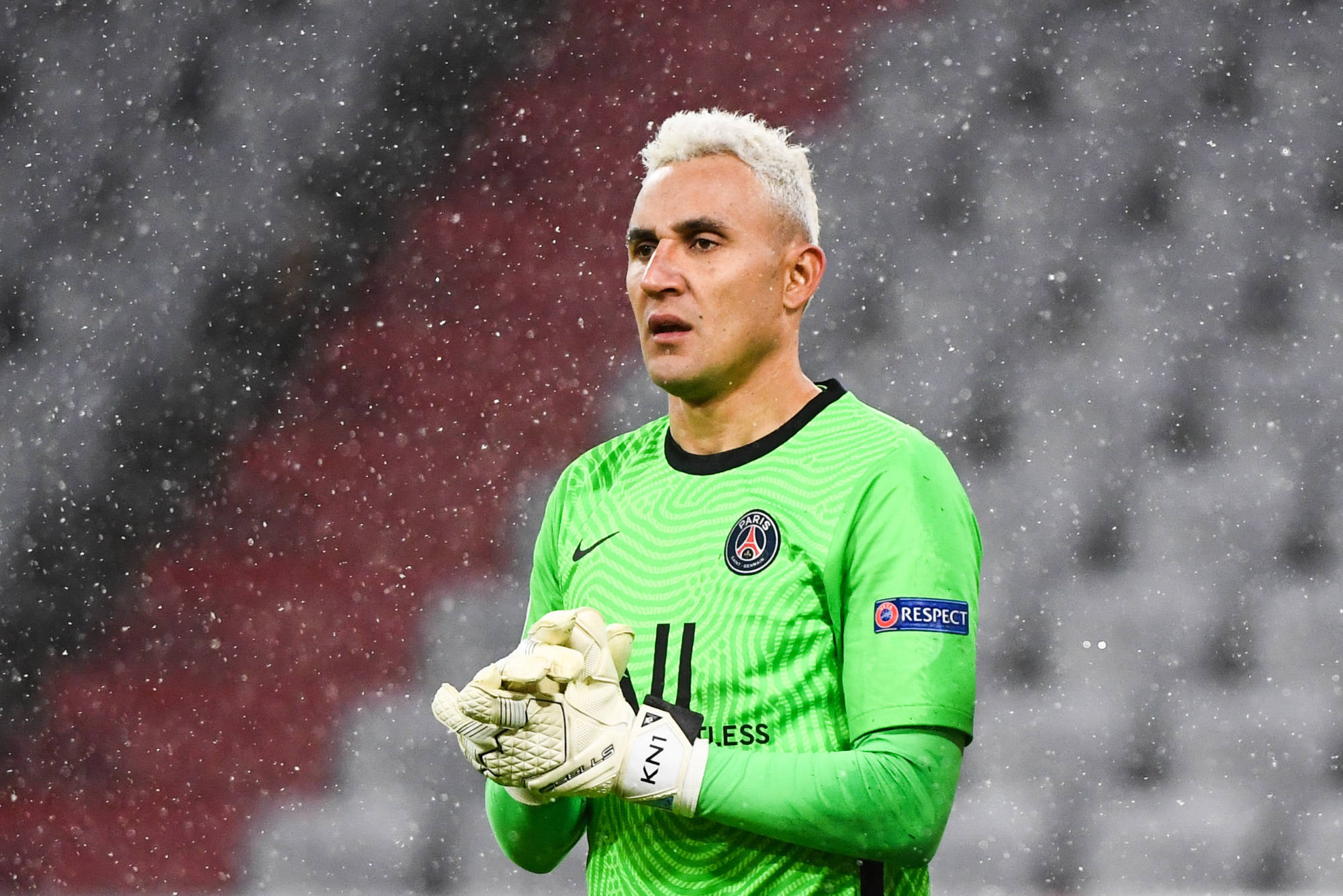 纳瓦斯孤立,纳瓦斯被西班牙安慰