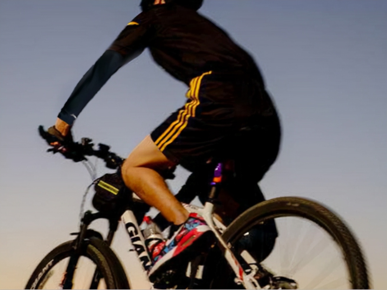 学习羽毛球需要戴什么护具,羽毛球护具有必要戴吗