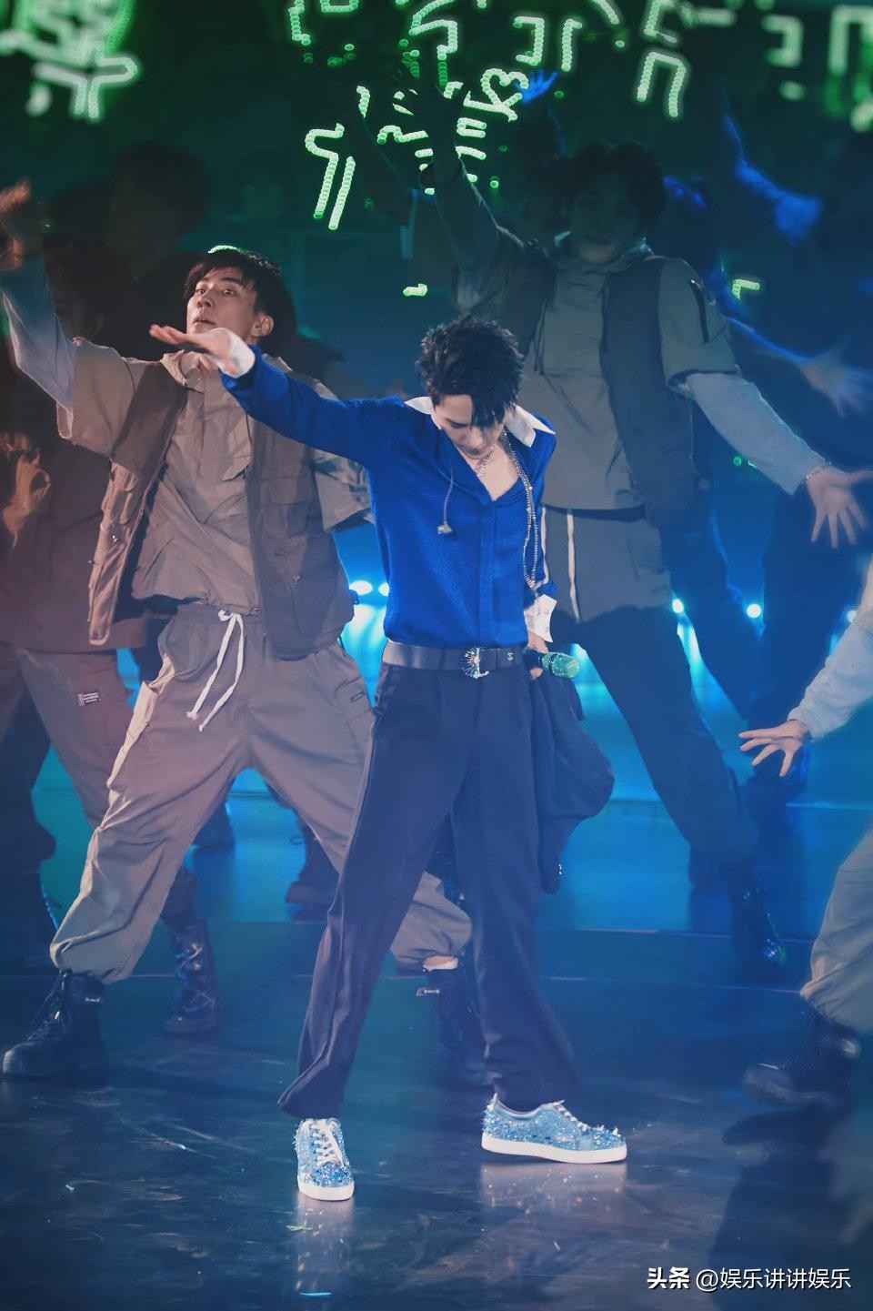 东方卫视跨年晚会王一博新歌首秀,今年东方卫视王一博跨年演唱会