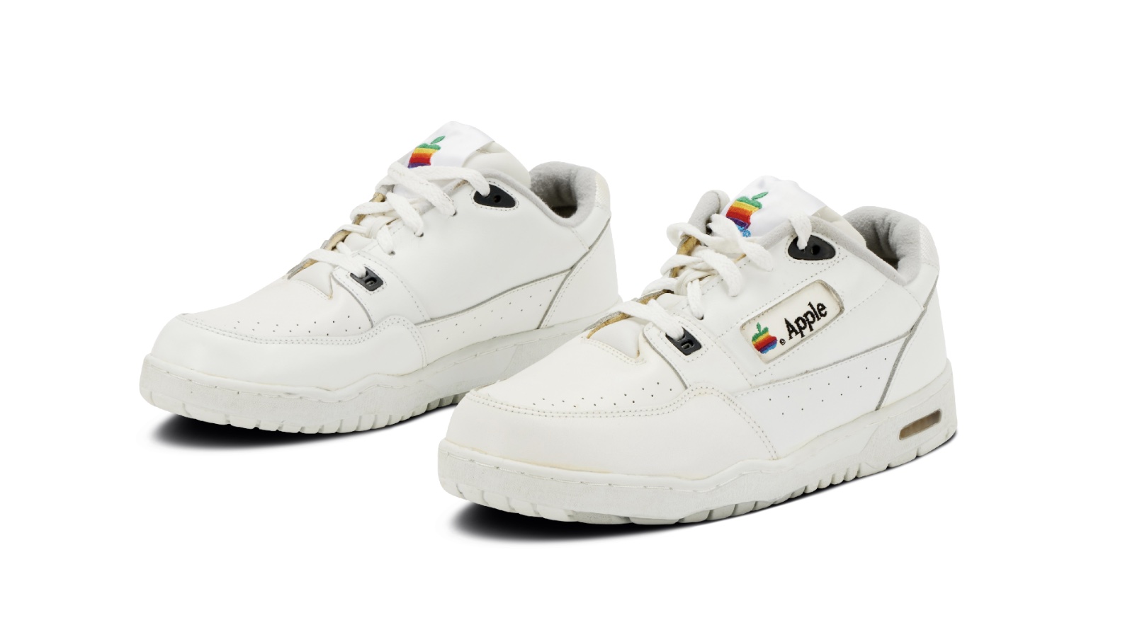 印了个苹果的LOGO的运动鞋，售价5万美金？