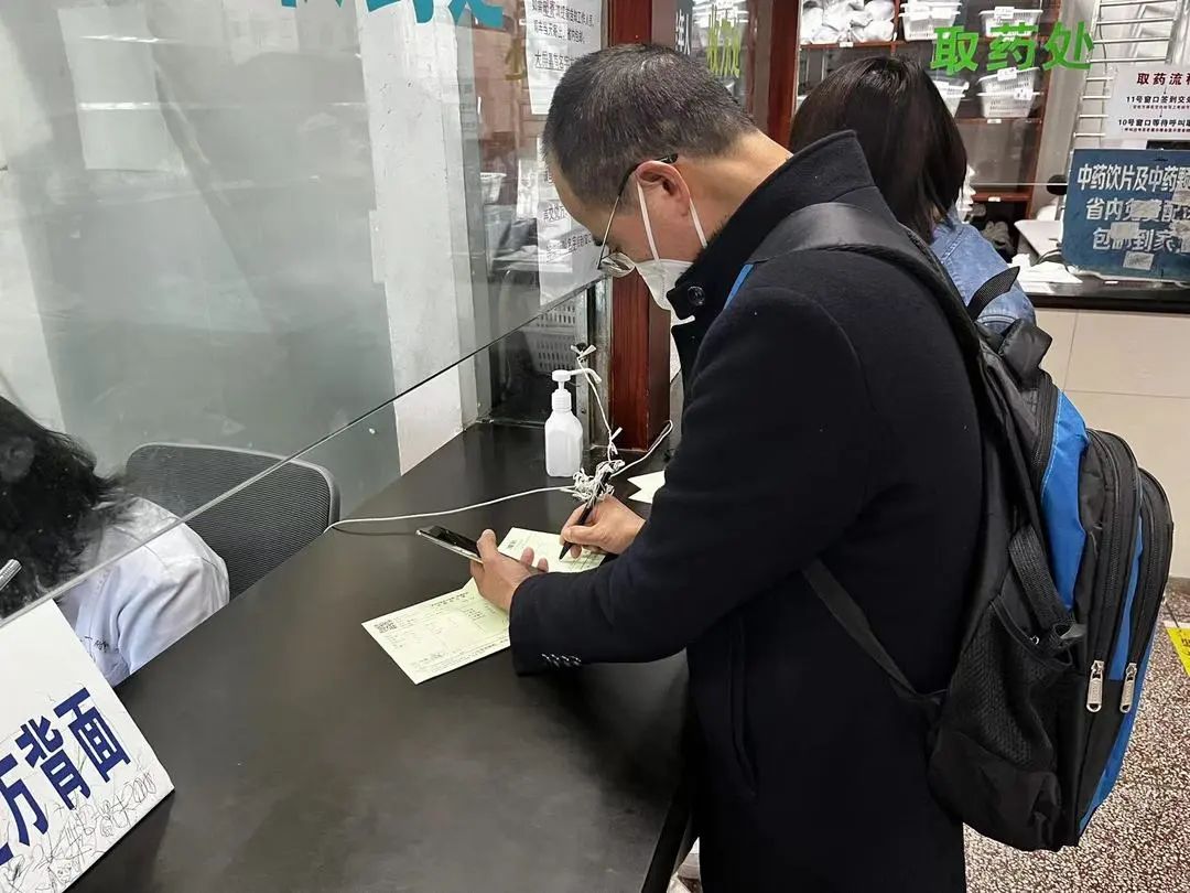 知知观察·身边的新兴职业（一）｜贵阳陪诊师：游走在刚需与质疑中的“临时家人”