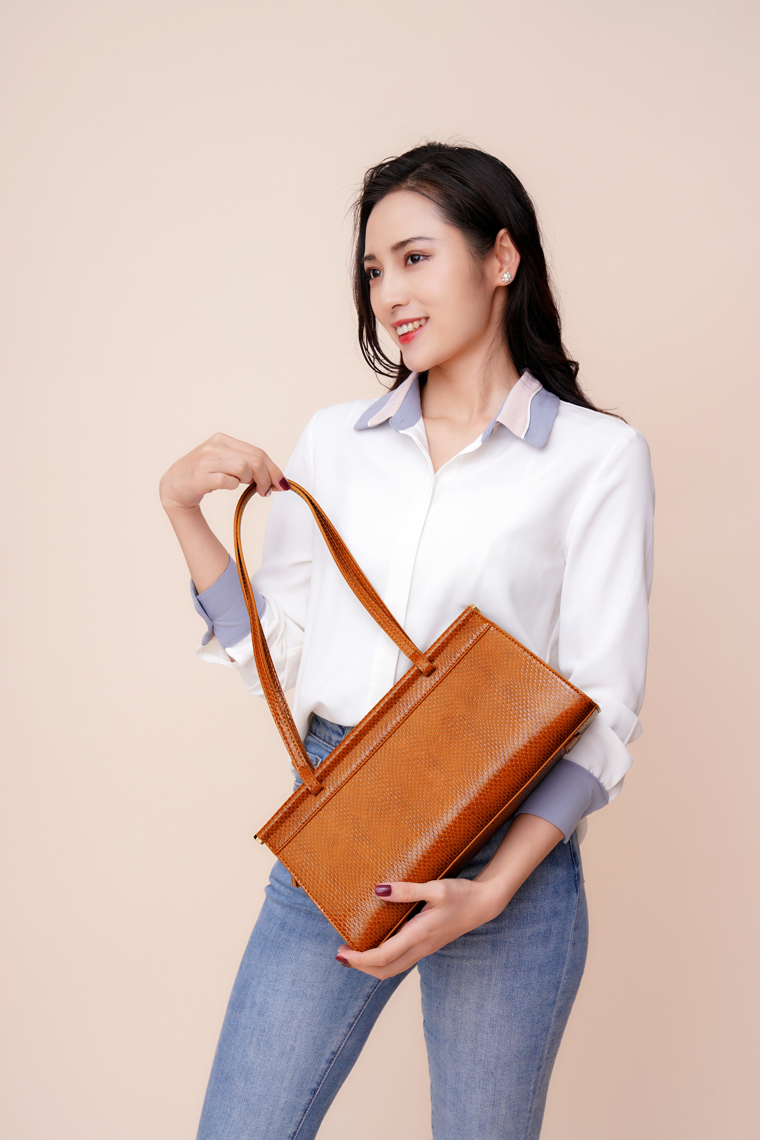 国内首个开创女性“免费换包”品牌-唯聚时代商业模式大揭秘