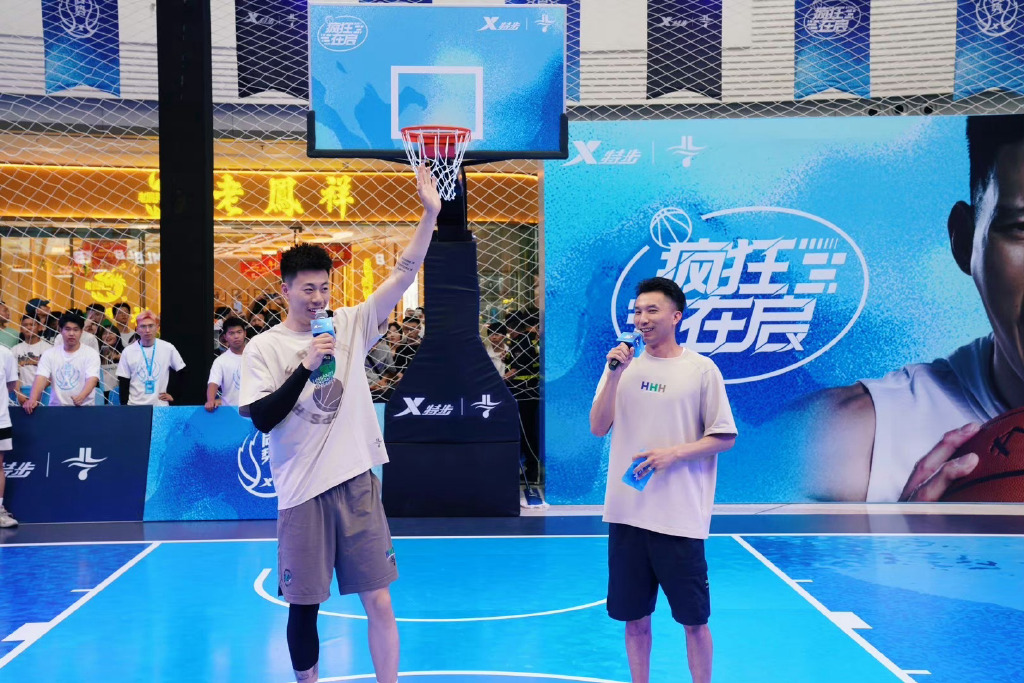 林书豪张镇麟现身野球场,张镇麟林书豪在成都