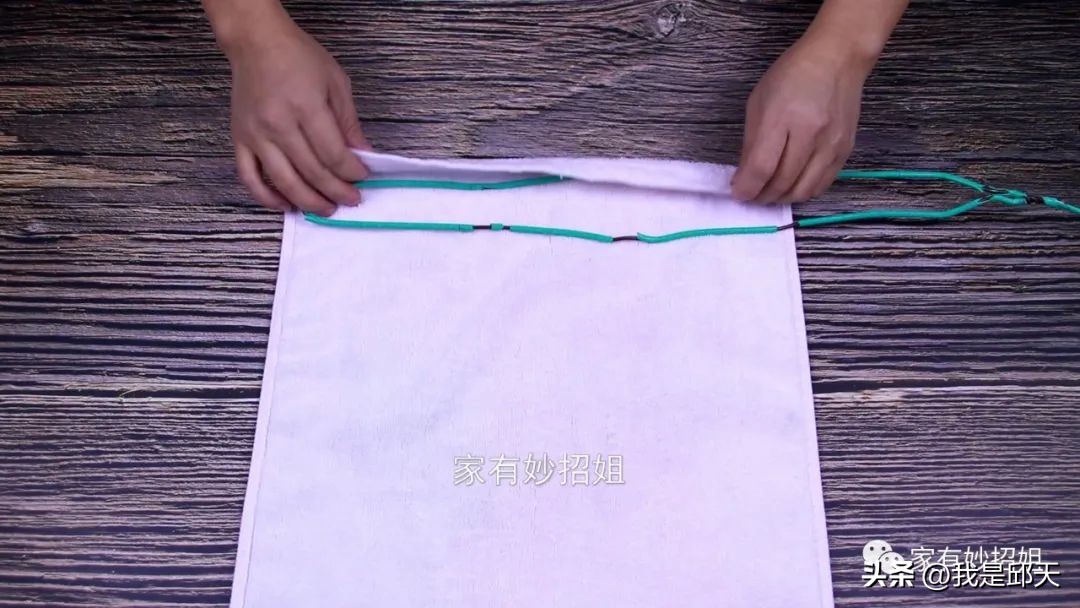 扫把粘在头发上怎么去除,家里头发灰尘多怎么办