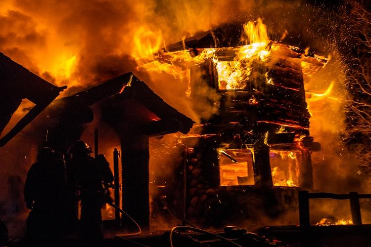 男子被烧伤医生拿来10万条虫,21岁小伙被严重烧伤