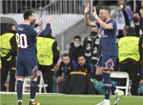 欧冠皇马5-2逆转利物浦本泽马双响,皇马淘汰巴黎本泽马犯规了么