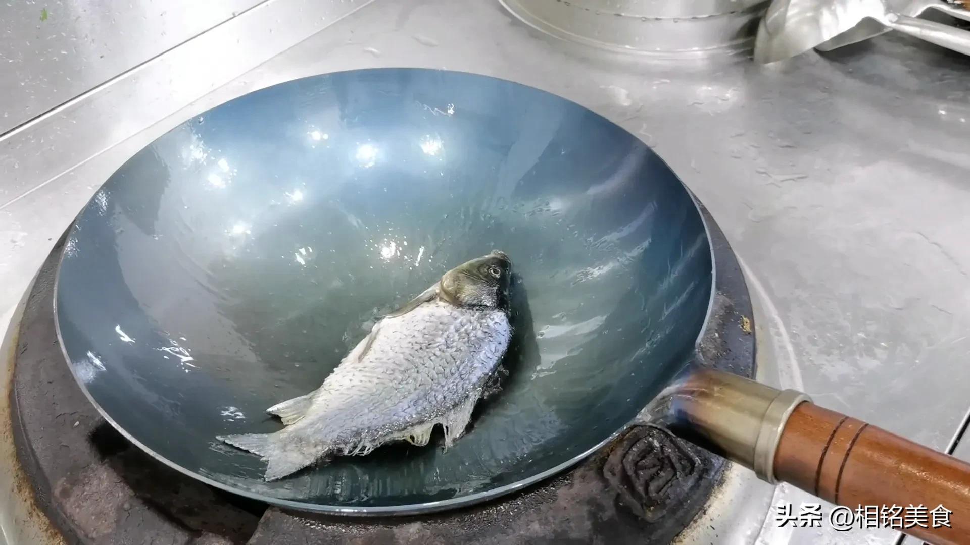 新铁锅怎样开锅小妙招视频,不粘锅的铁锅最佳开锅方法