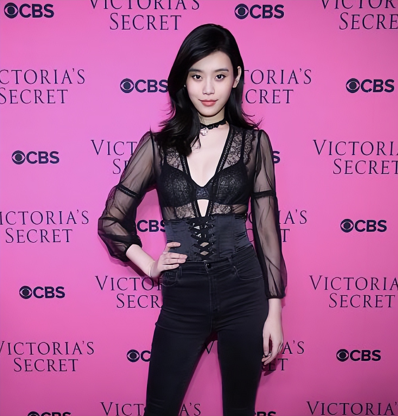 黑丝、抱胸、裸身，娱乐圈没被扒出的“*裤底**”，全在时尚周暴露了