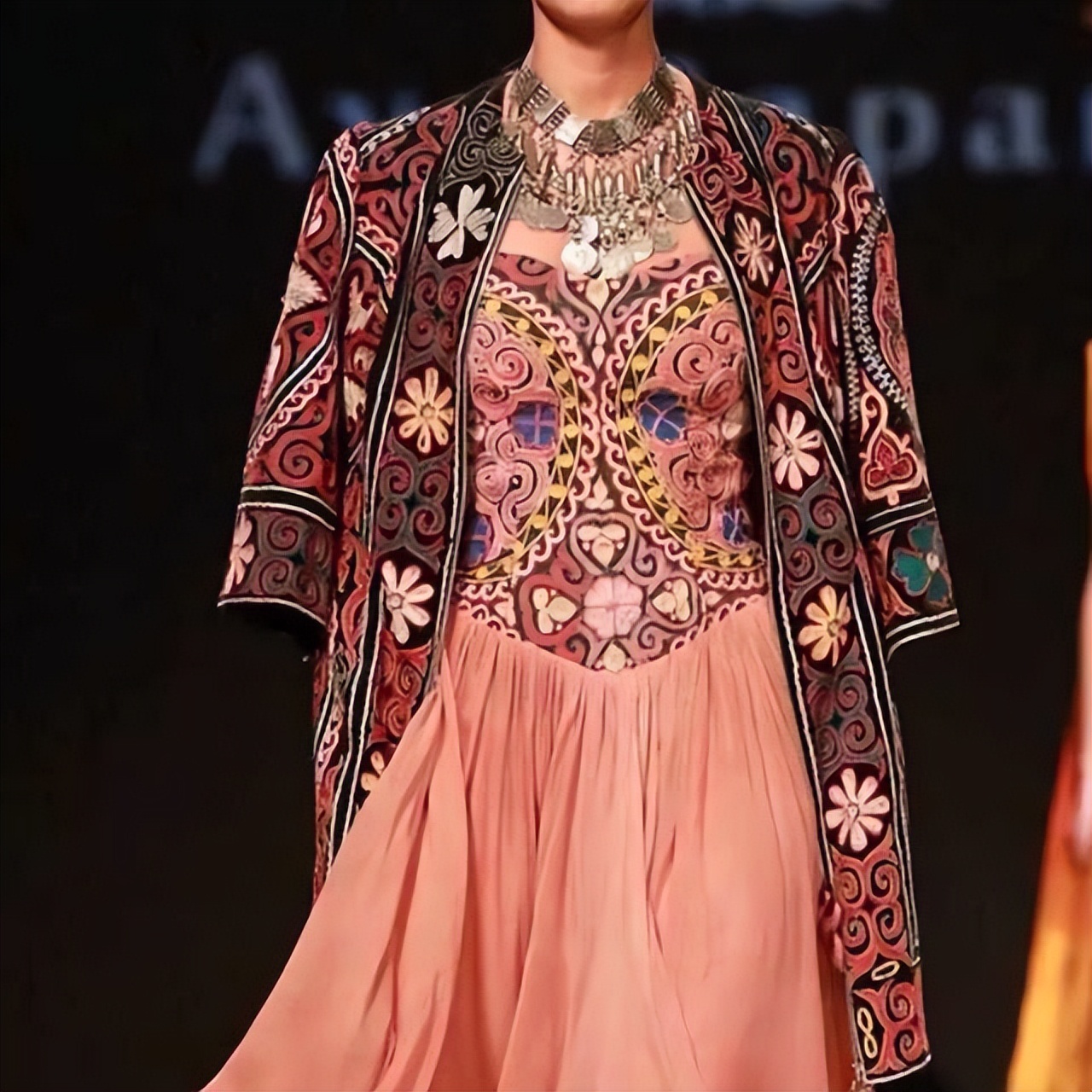 绚丽多彩的少数民族服饰,最具特色的少数民族服饰