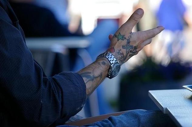 新京报痛批：工厂歧视纹身者！央视网发文反驳：企业有用工自由