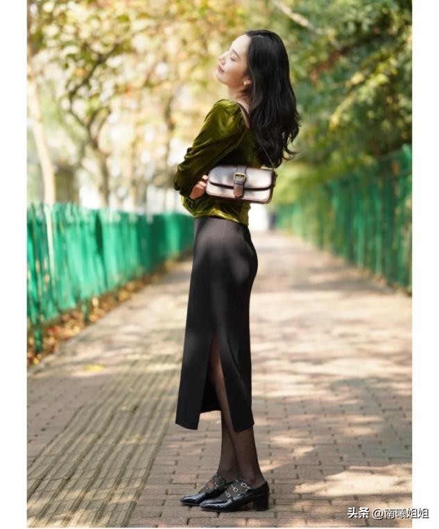 最近火了一种新穿法叫“黑丝+玛丽珍鞋”！难得一见的洋气、高级