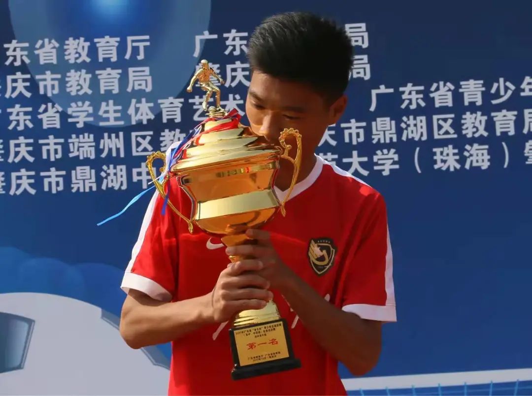 足球少年|武体钟贤明：身体和灵魂总有一个在路上