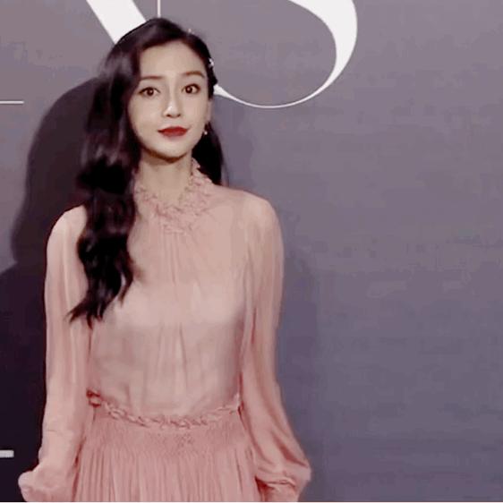 明星红毯假摔事件,明星红毯假摔倒抢镜