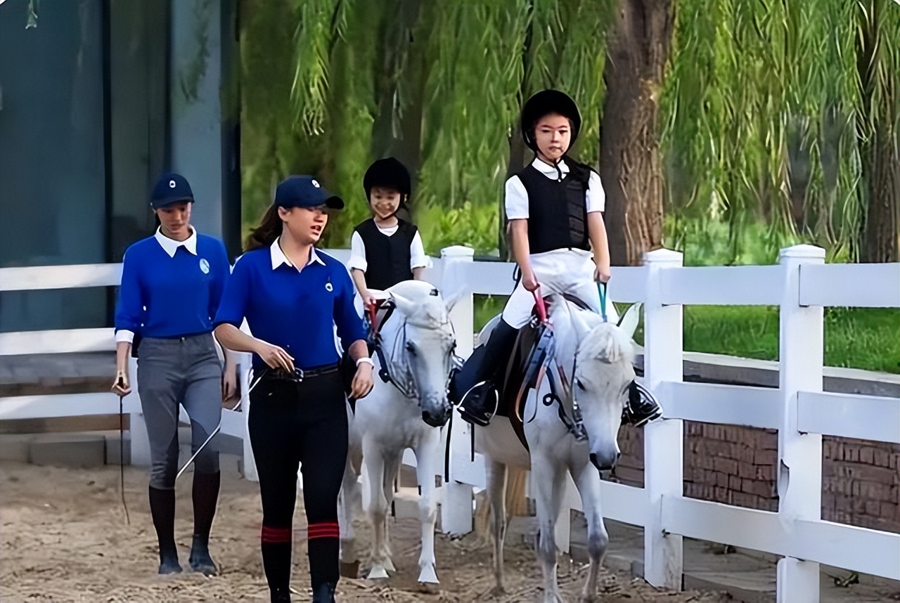 上学穿校服怎么看孩子家境,穿同样的校服还能看出差距