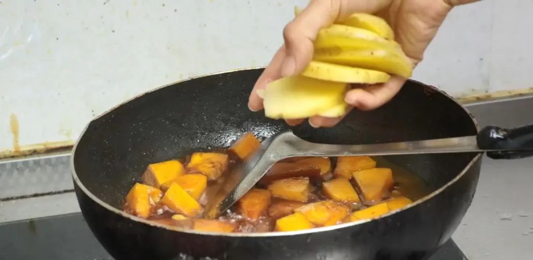 做菜的时候盐加多了应该怎么办,炒菜盐太咸了怎么补救