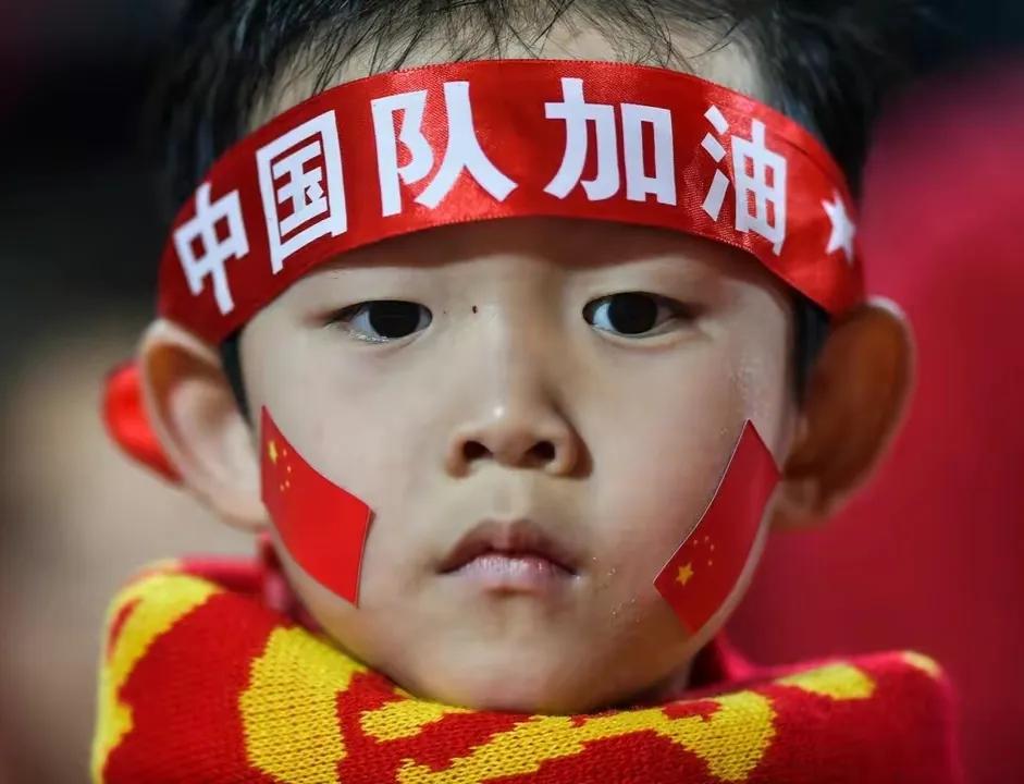 名嘴谈国足花钱,央视新闻报道足球明星的转会