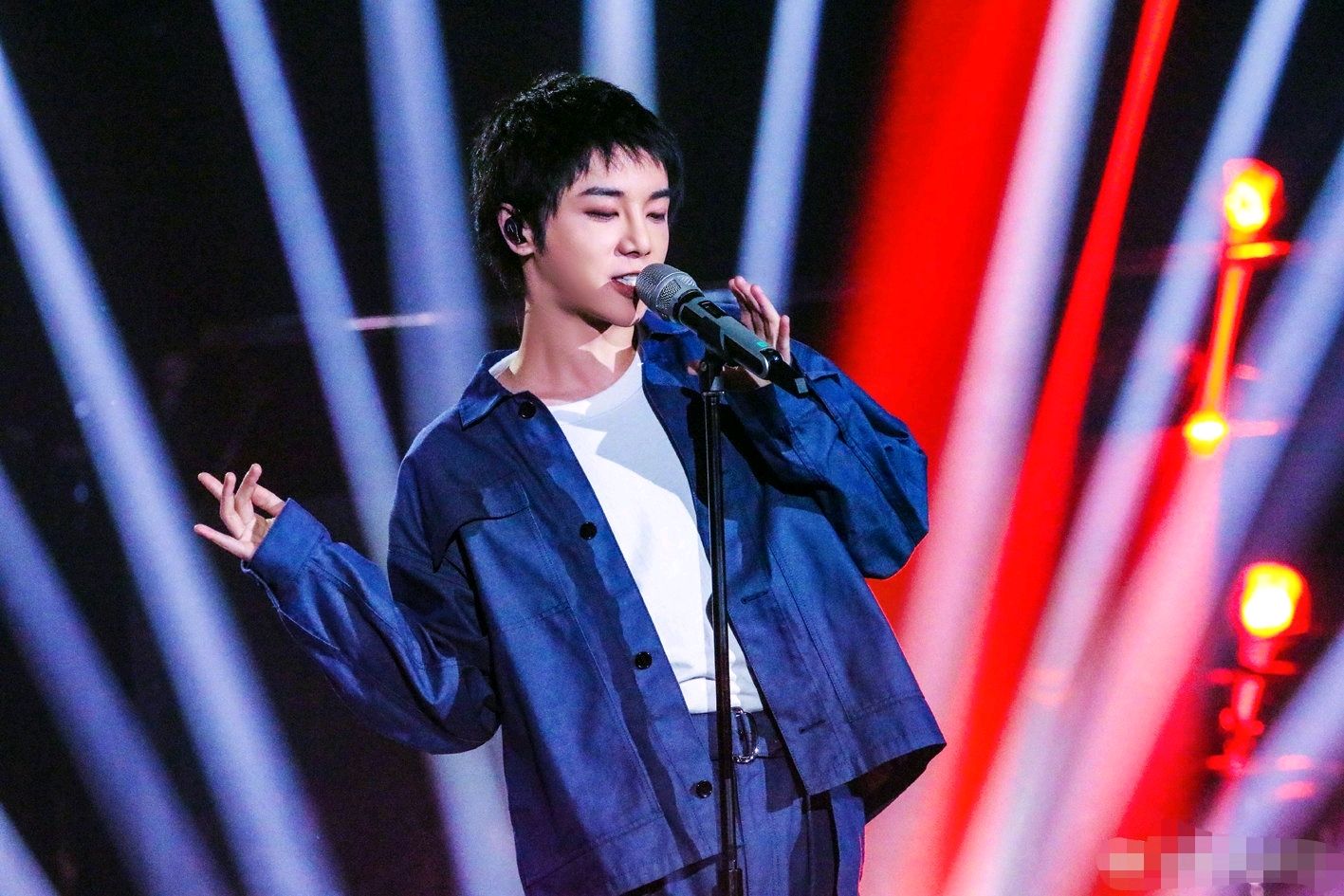 粉丝千万、叱咤歌坛，“天王接班人”华晨宇，能否撑起华语乐坛？