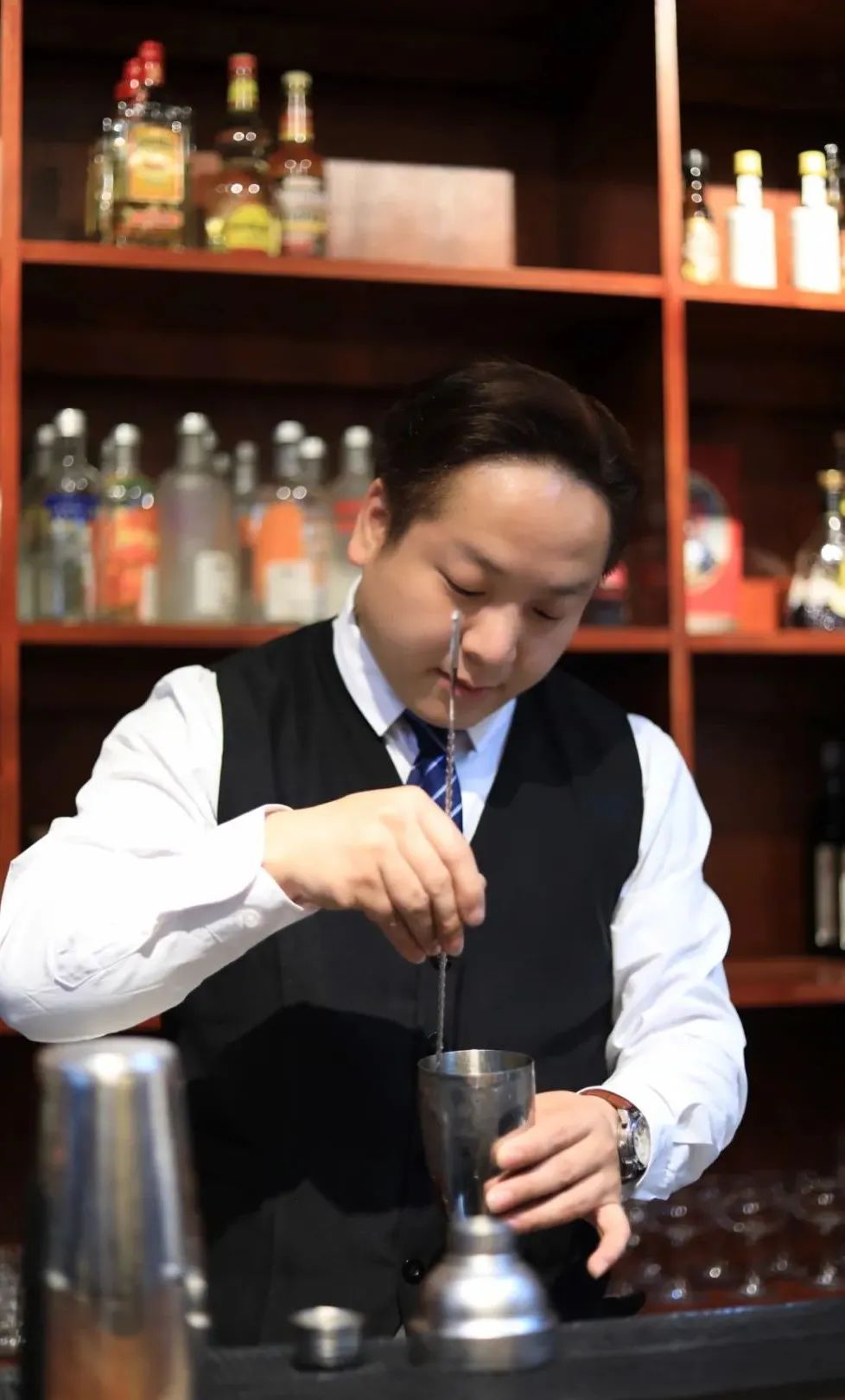 30岁跳出舒适圈改行学美业,学调酒入行