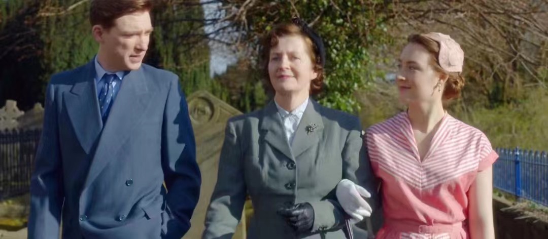 美国影片《布鲁克林》多次出现爱丽丝的定格画面有什么目的？