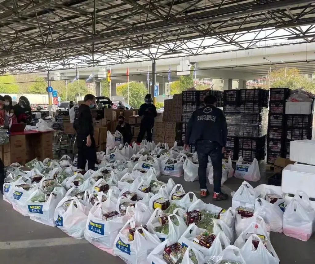 骑手日薪过万背后的运力缺失！京东、菜鸟、美团、中通、圆通、盒马等小哥正从各地奔赴上海一线