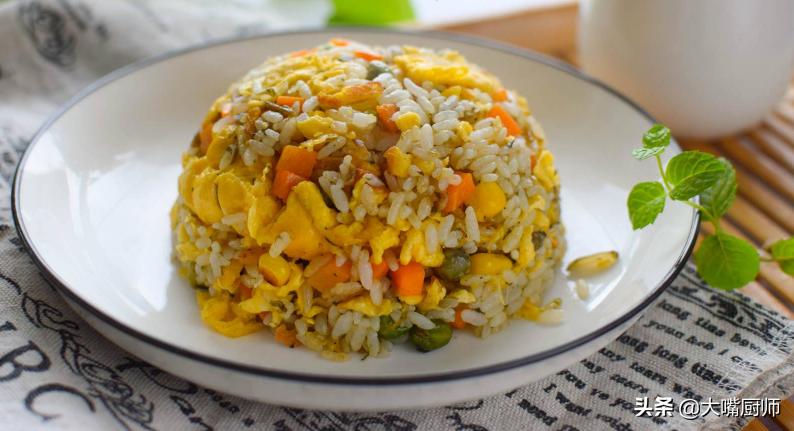 做蛋炒饭是先倒油还是先开火,做蛋炒饭要不要先把饭炒熟