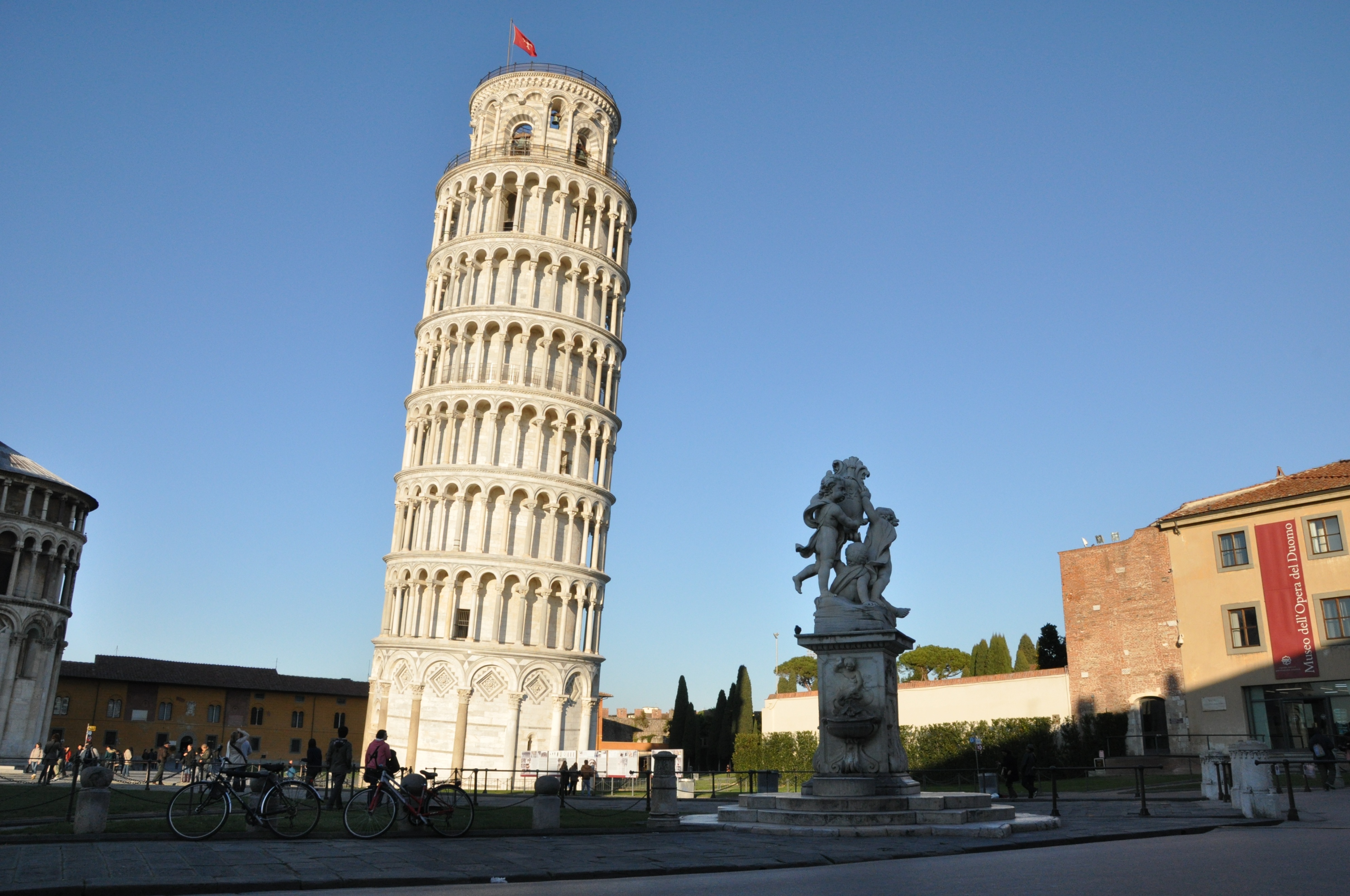 罗马式比萨斜塔,著名的意大利比萨斜塔是斜的吗