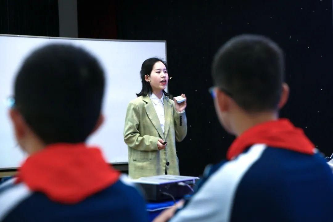 不擅长表达的孩子怎样引导,内心孤独的孩子怎样能改变性格