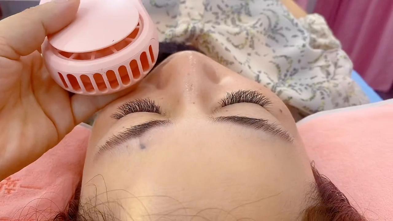 在巷子里工作,在街上的美甲店做美甲