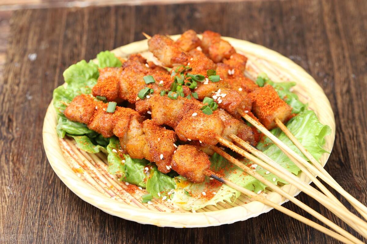 武汉挑战摆摊卖烧烤一年赚100万,90后开烧烤摊一年赚了100万