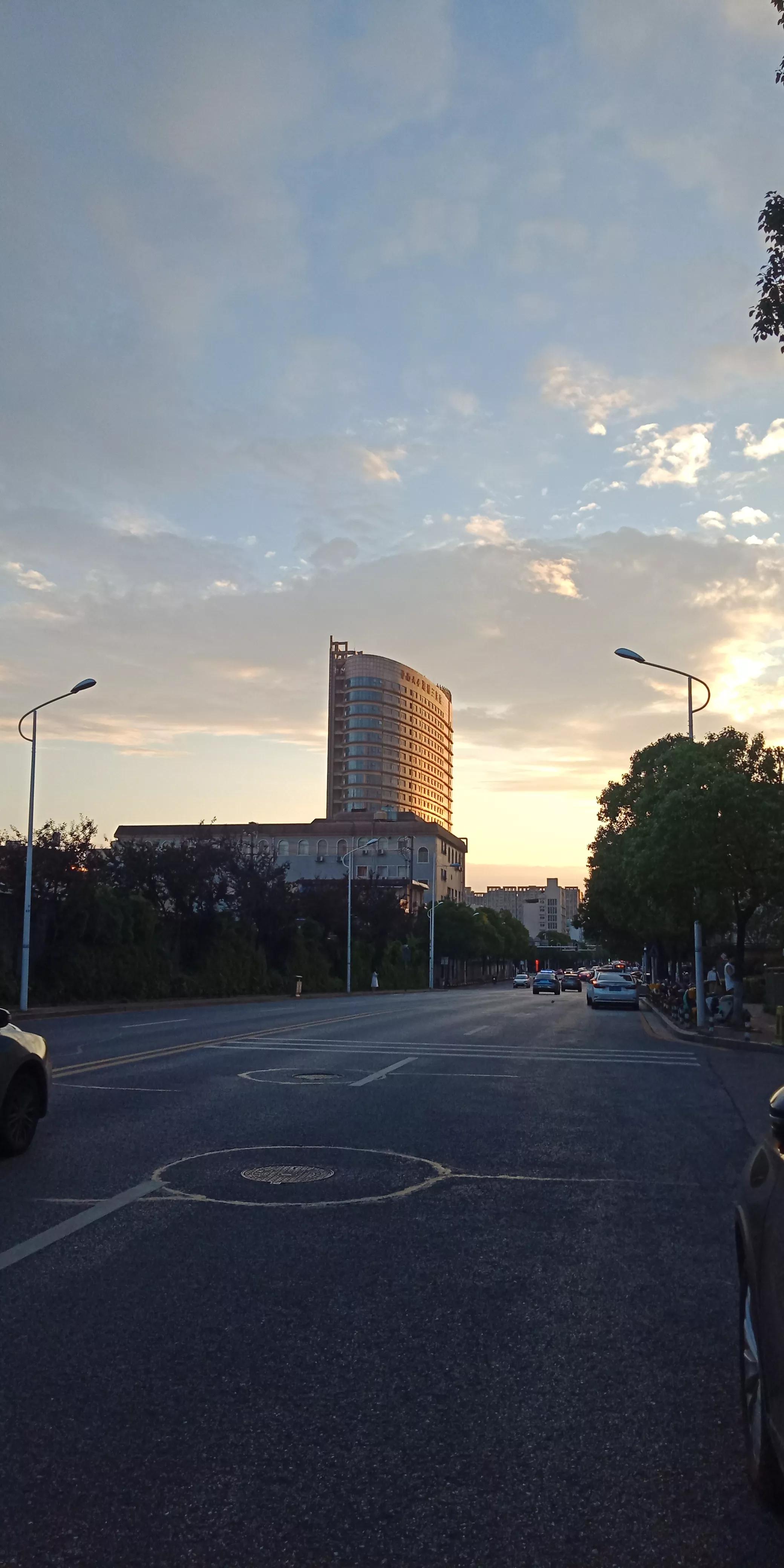 雄伟壮观的，湖南省长沙市中南大学湘雅三医院的外科大楼