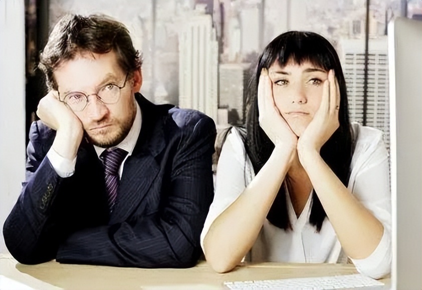 同事主动跟你谈四件事，往往别有用心，千万小心被套路