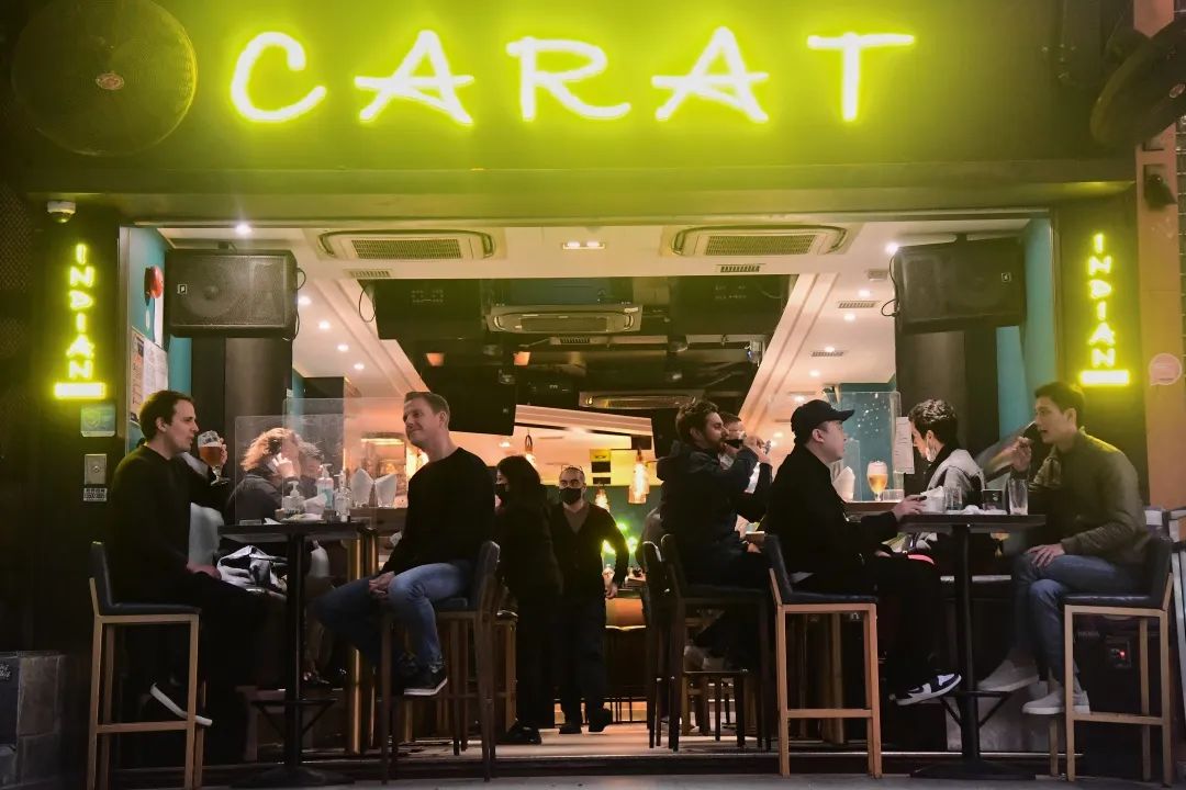 确诊数字持续回落，香港下周起要放宽这些社交距离措施......