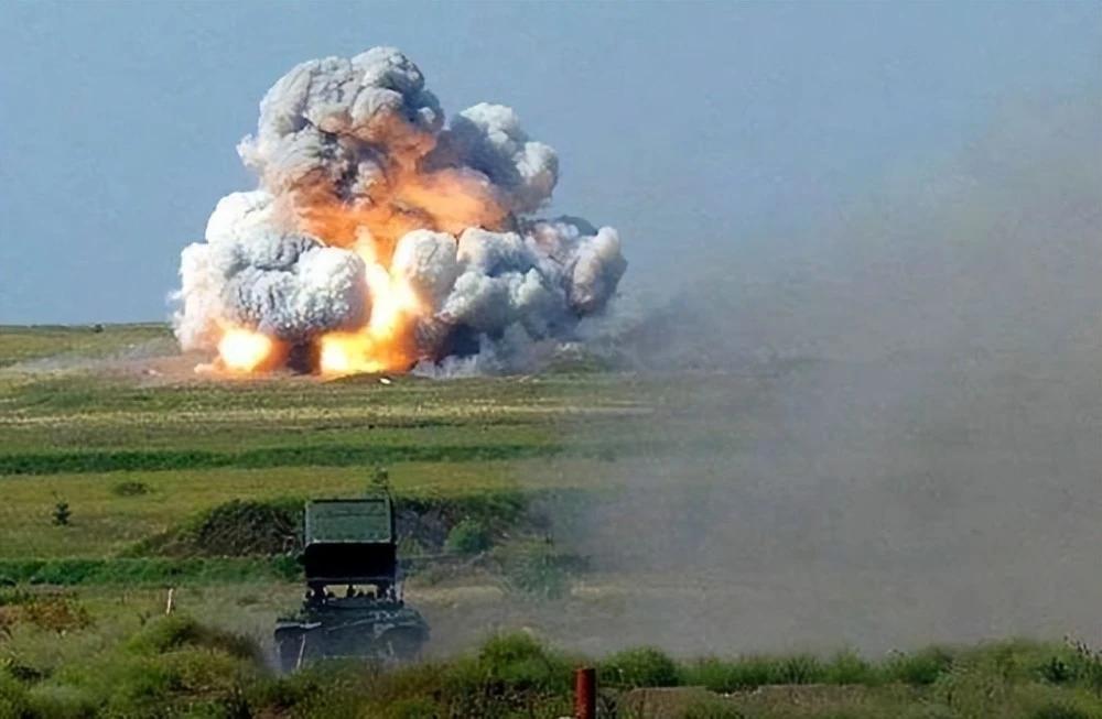 俄日炙成乌军噩梦！2枚温压弹摧毁据点，2500℃连人带物一起蒸发