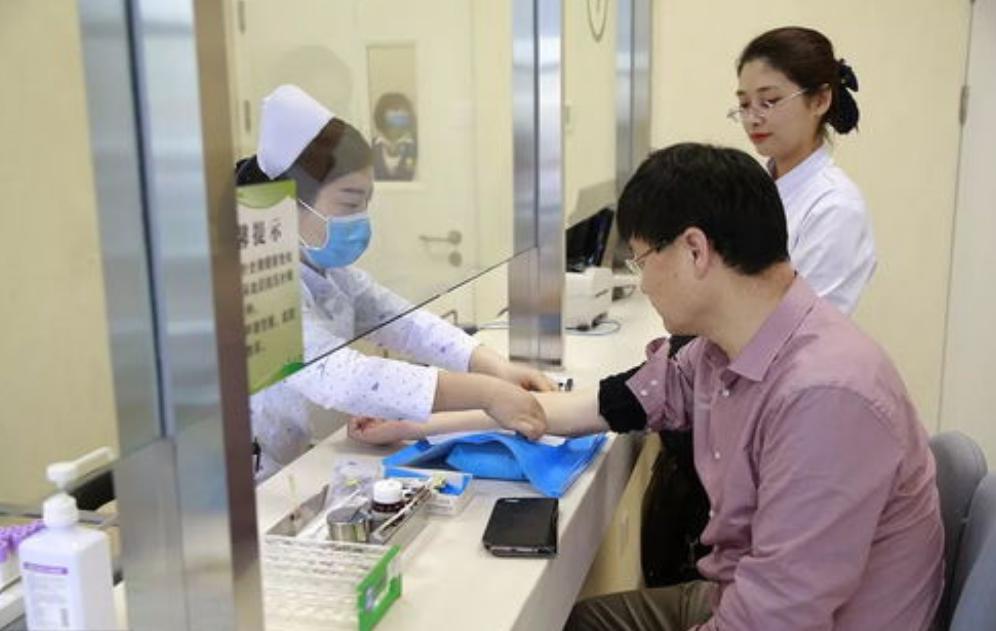 女性阴道有白色泡沫排出，或许暗示4种情况，别不当回事