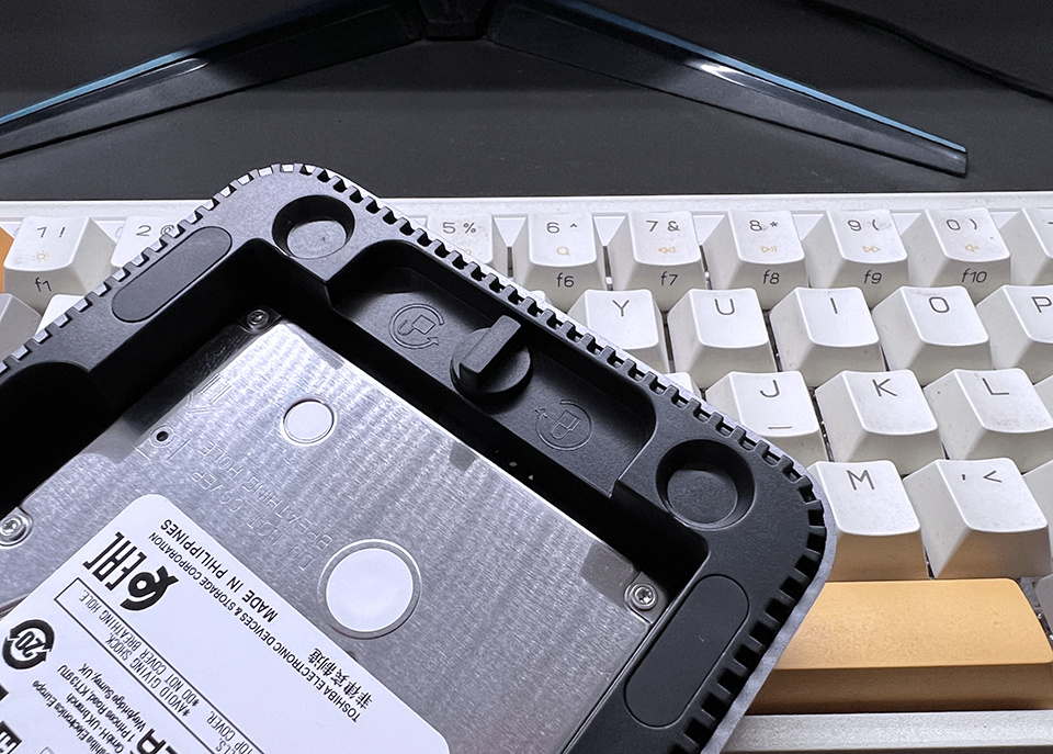 900不到，体积还小，哥们给自个儿组了个小NAS玩